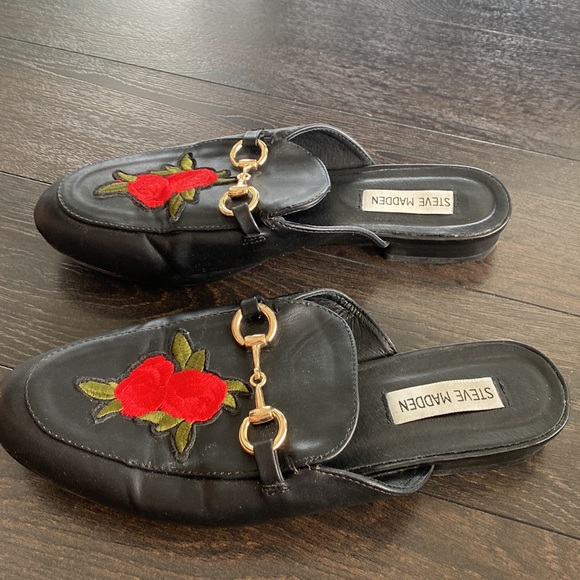 Steve Madden Mules Black with Red Rose - Picture 2 of 3